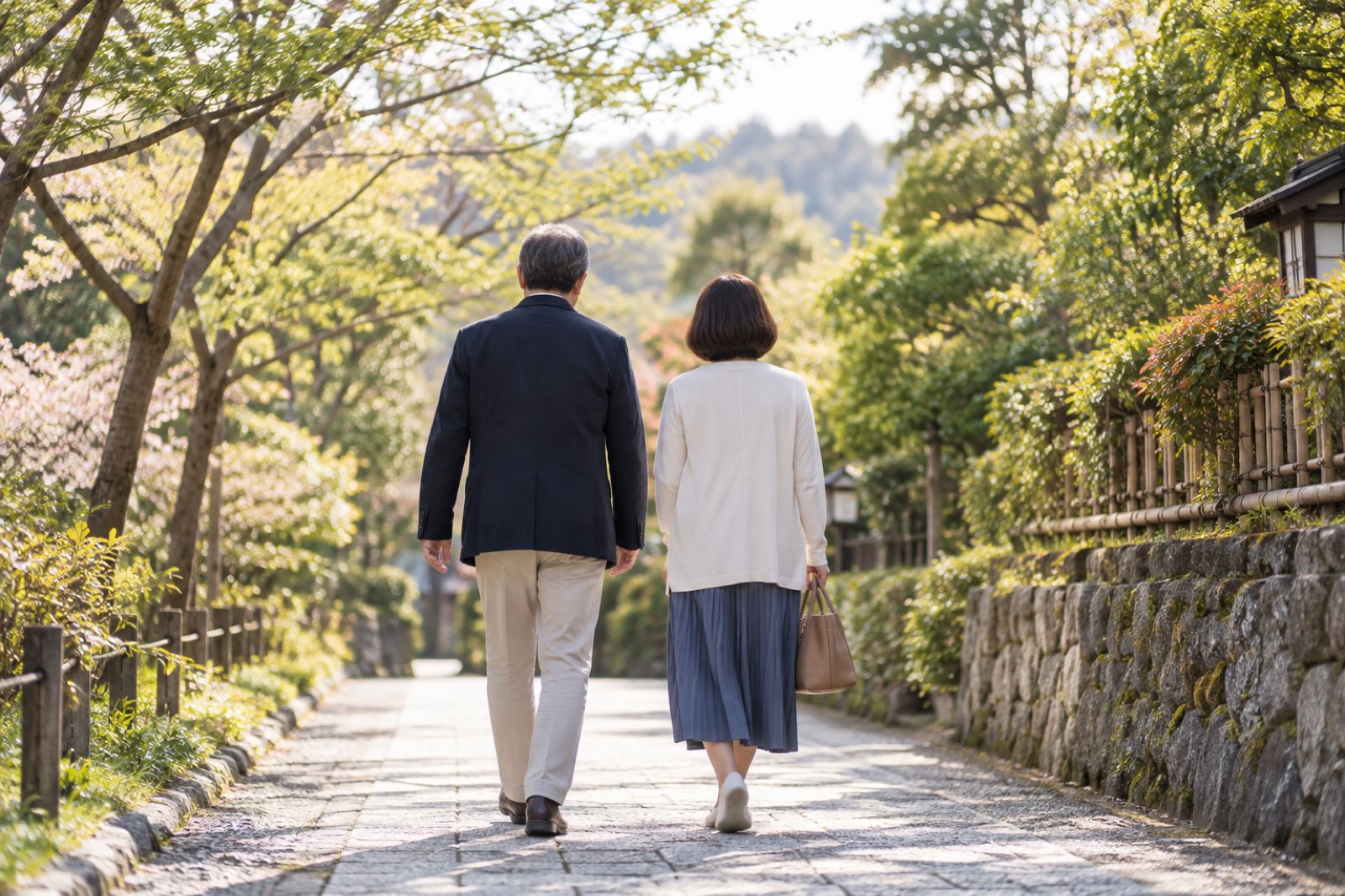 並木道を並んで歩く男女の後ろ姿